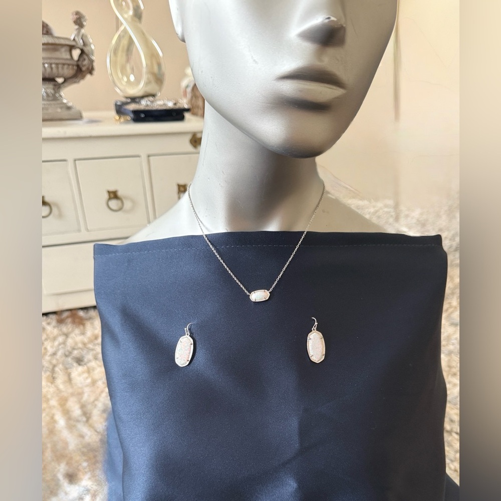 Set 
Kendra Scott necklace and earring